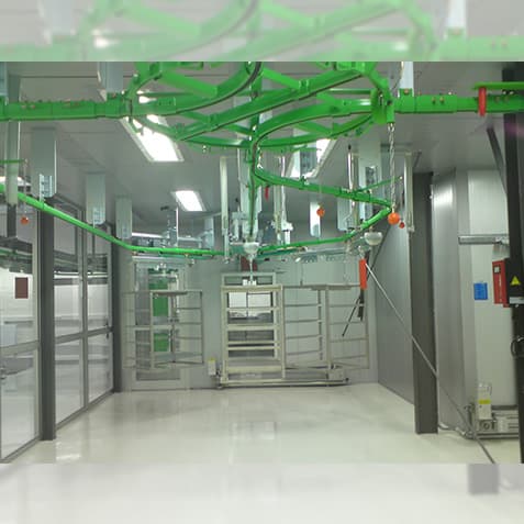 Tor wiszący NIKO automatyzujący linię zasilającą w procesie produkcyjnym