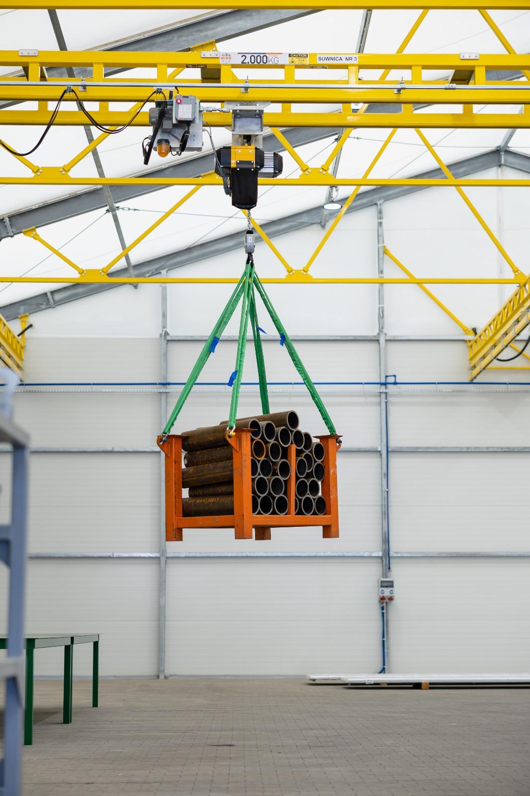 NIKO Suwnica podwieszana NIKO 2000 kg — transport rur stalowych — Instalacja suwnic 2000 kg